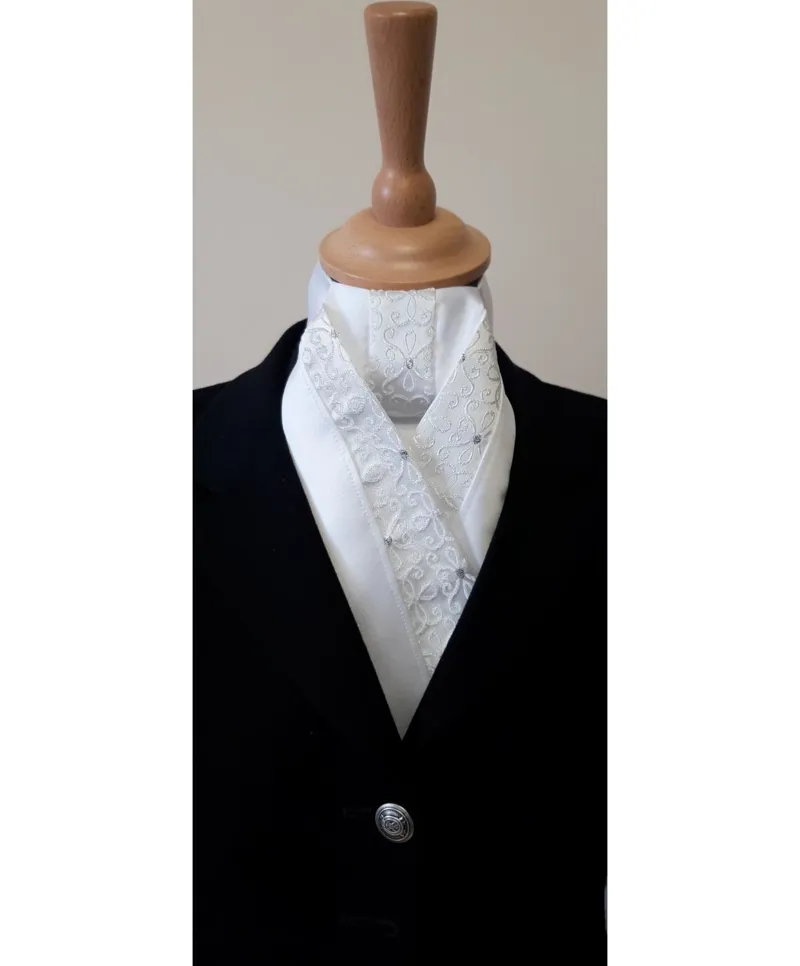 ShowQuest Lady Kensington Vintage Ready Tied Stock in White